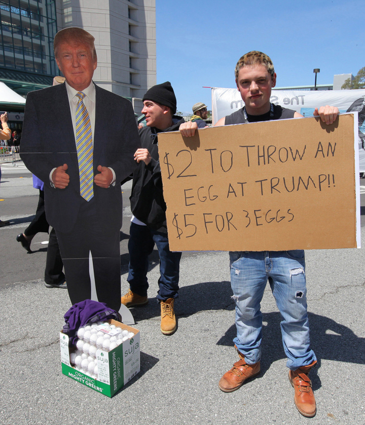 „Der trifft da einen Nerv, viele Leute fühlen sich durch ihn in ihren Gefühlen bestätigt“ Ein Mann protestiert gegen Donald Trump