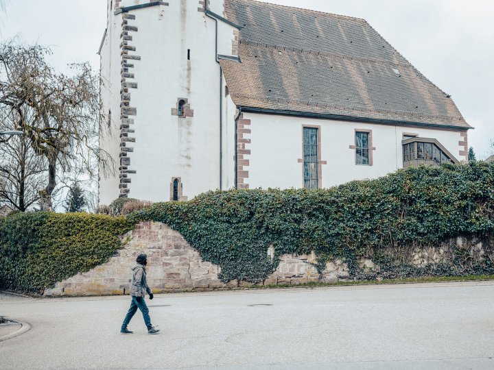 Nele Willfurth während eines Spaziergangs vorbei an der Johanneskirche in ihrem Heimatort Egenhausen Nele Willfurth während eines Spaziergangs vorbei an der Johanneskirche in ihrem Heimatort Egenhausen