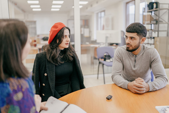 Anna-Theresa Bachmann, Übersetzerin Mariam Karapetyan im Interview mit Sargis Harutyunyan im Oqni-Hauptquartier Anna-Theresa Bachmann, Übersetzerin Mariam Karapetyan im Interview mit Sargis Harutyunyan im Oqni-Hauptquartier