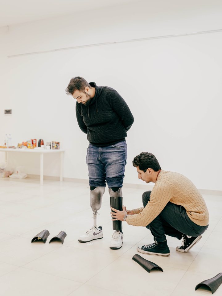 Hajk Bagradjans (26) testet Schutz-Cover an den Bein-Prothesen von Ruslan Tumanyan (20) Hajk Bagradjans (26) testet Schutz-Cover an den Bein-Prothesen von Ruslan Tumanyan (20)
