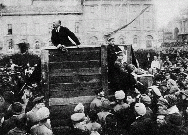Vor dem Bolschoitheater in Moskau hält Wladimir Iljitsch Lenin eine Rede vor Rotarmisten Vor dem Bolschoitheater in Moskau hält Wladimir Iljitsch Lenin eine Rede vor Rotarmisten