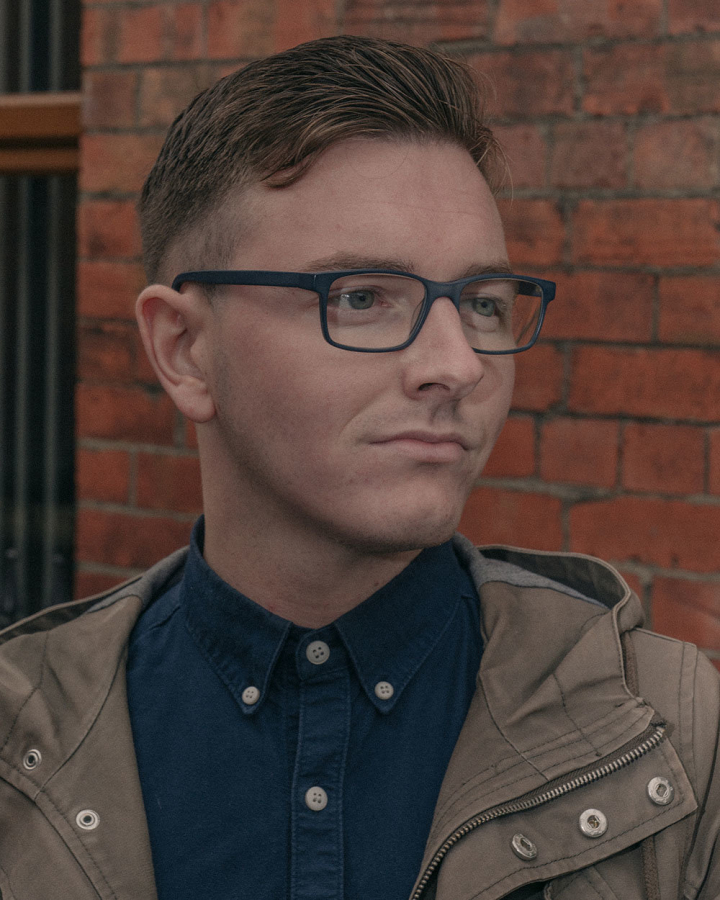 Paddy Gallagher, 27 Jare, Sprecher der Saoradh-Partei im "Junior Mc Daid House", Büro der Partei Paddy Gallagher, 27 Jare, Sprecher der Saoradh-Partei im "Junior Mc Daid House", Büro der Partei