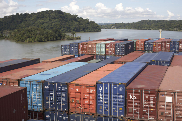 Fahrt mit einem Containerschiff durch den Panamakanal Fahrt mit einem Containerschiff durch den Panamakanal