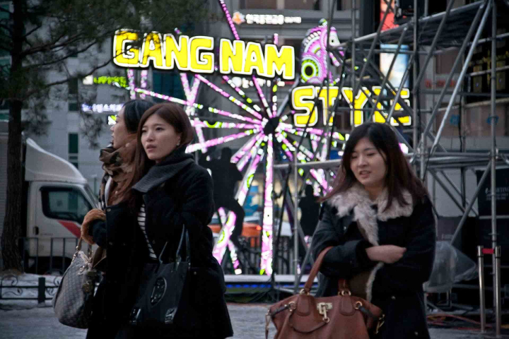 Koreanische Jugendliche in Seoul vor einem Denkmal für den Song Gang Nam Style Koreanische Jugendliche in Seoul vor einem Denkmal für den Song Gang Nam Style