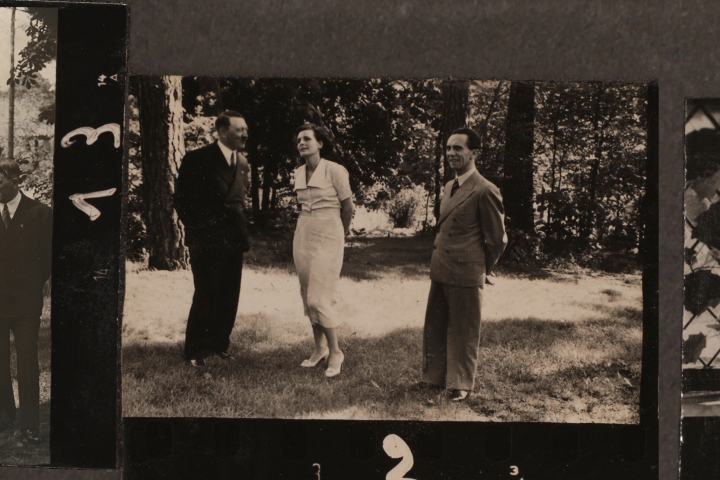 Adolf Hitler ist mit Joseph Goebbels zu Besuch bei Leni Riefenstahl Adolf Hitler ist mit Joseph Goebbels zu Besuch bei Leni Riefenstahl