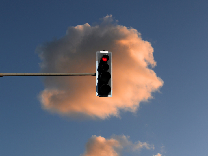 Rote Ampel vor einer Wolke Rote Ampel vor einer Wolke
