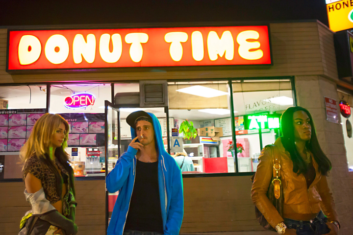 Kitana Kiki Rodriguez und Mya Taylor stehen vor dem Donut Shop Kitana Kiki Rodriguez und Mya Taylor stehen vor dem Donut Shop