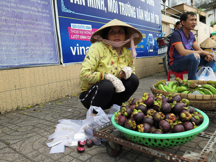 Vietnamesin auf einem Markt im Mekongdelta Vietnamesin auf einem Markt im Mekongdelta