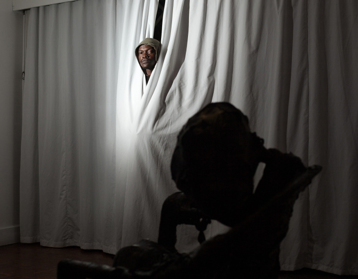 Der bildende Künstler Gor in seinem Ausstellungsraum im Kuona Trust Artcenter, in dem viele Künstler arbeiten und ihre Werke ausstellen. Der bildende Künstler Gor in seinem Ausstellungsraum im Kuona Trust Artcenter, in dem viele Künstler arbeiten und ihre Werke ausstellen.