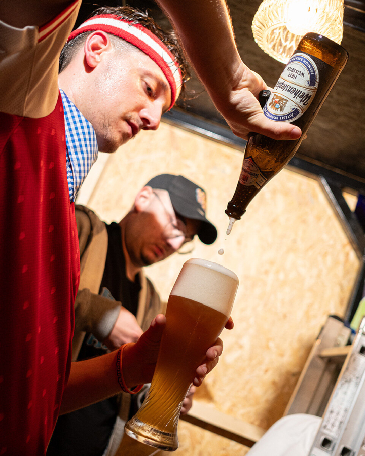 Tream schenkt Bier ein Tream schenkt Bier ein