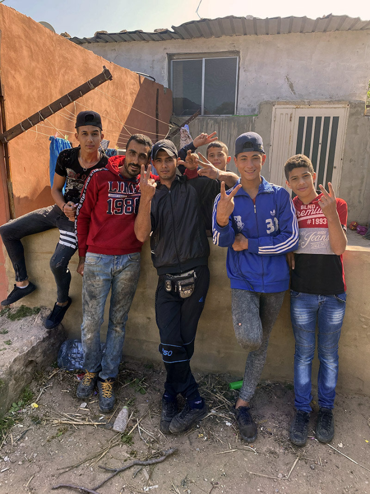 Jugendliche Bewohner von Hay al Tanake, Tripoli Libanon, Corona, Helfer