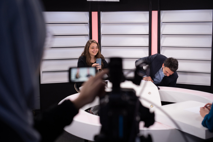 Verena El Amil bei einem TV-Interview mit dem libanesischen Medienhaus An-Nahar Verena El Amil bei einem TV-Interview mit dem libanesischen Medienhaus An-Nahar