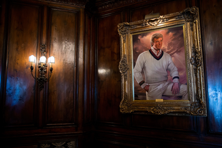 Gemälde von Donald Trump in seinem Anwesen Gemälde von Donald Trump in seinem Anwesen