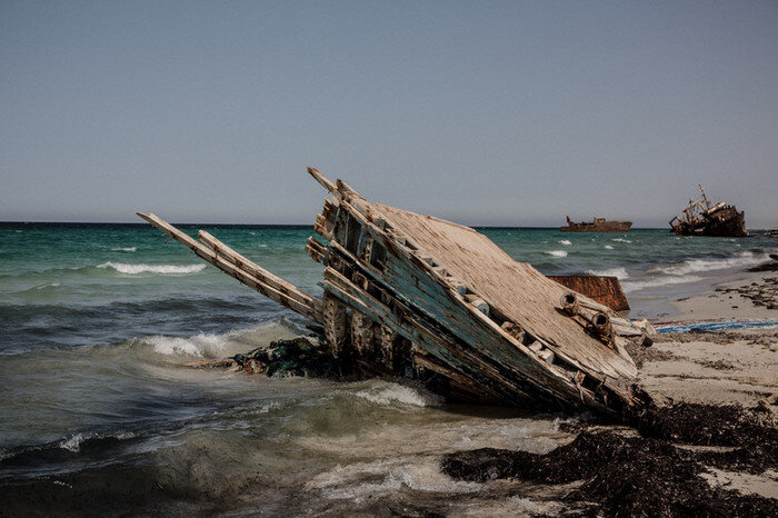 Die Überreste eines Flüchtlingsboots am Strand von Zuwara, Libyen Die Überreste eines Flüchtlingsboots am Strand von Zuwara, Libyen