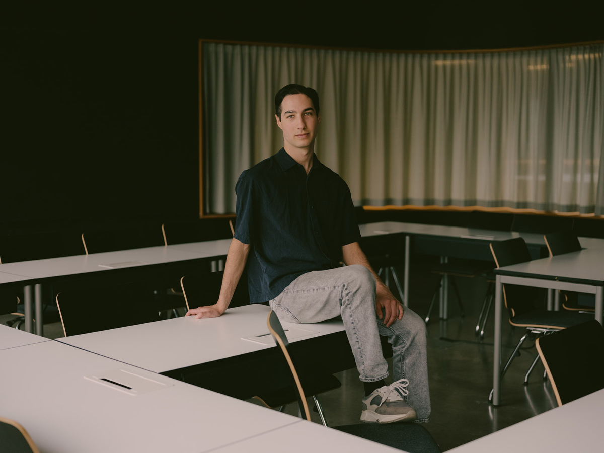 Ferhat sitzt auf einem Tisch in der Uni Ferhat sitzt auf einem Tisch in der Uni