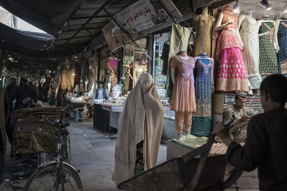 Eine vollverschleierte Frau auf einem Markt in Kandahar Eine vollverschleierte Frau auf einem Markt in Kandahar