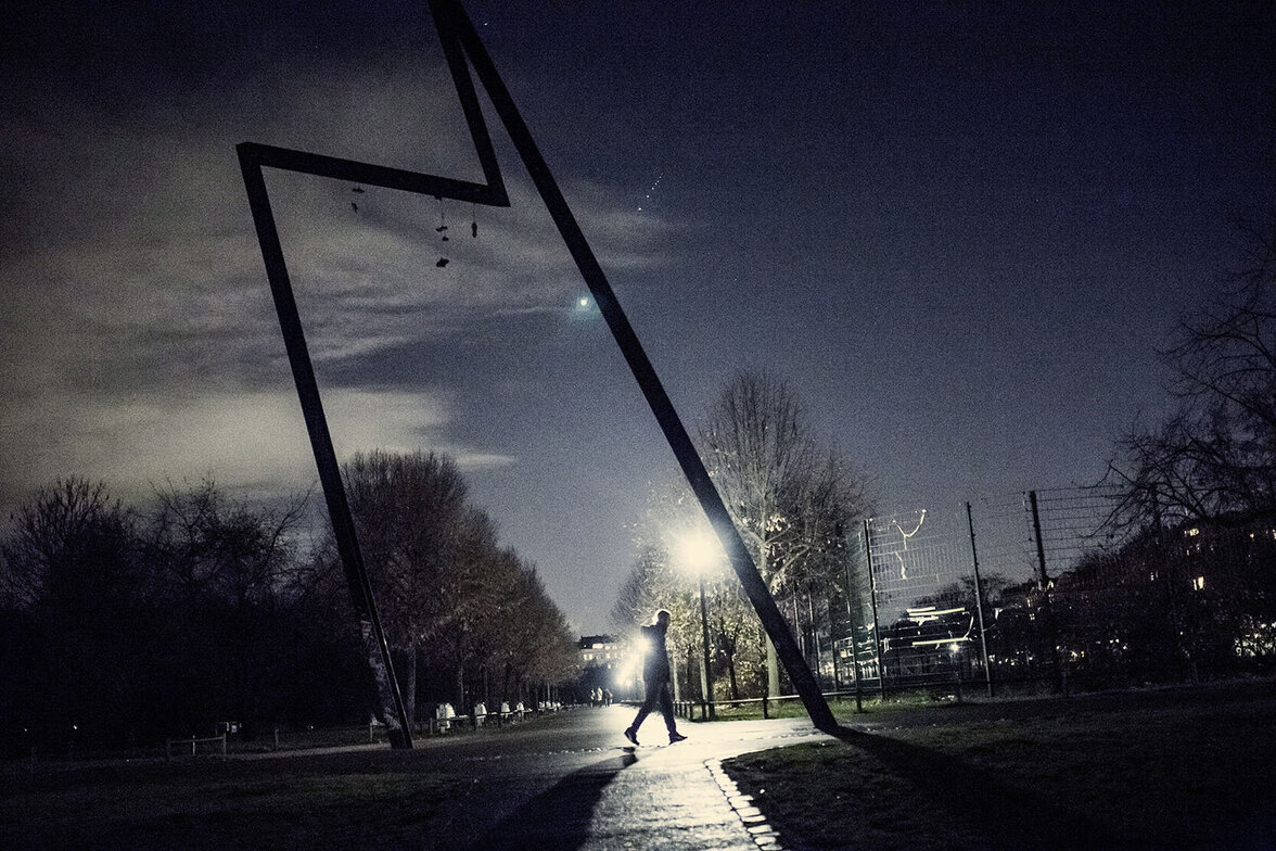 Ein Mann läuft durch den dunklen Görlitzer Park in Berlin Ein Mann läuft durch den dunklen Görlitzer Park in Berlin