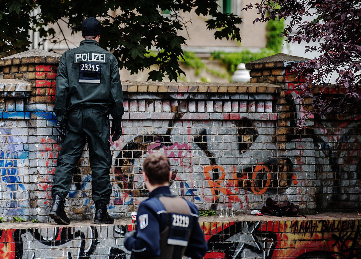 Zwei Polizisten schauen über die Mauer des Görlitzer Park in Berlin Zwei Polizisten schauen über die Mauer des Görlitzer Park in Berlin