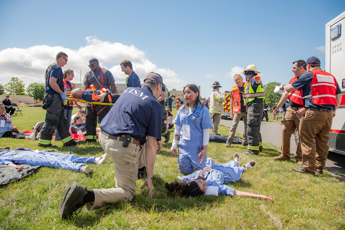 Schülerinnen und Sanitäter proben einen Rettungseinsatz bei einem Amoklauf-Sicherheitstraining