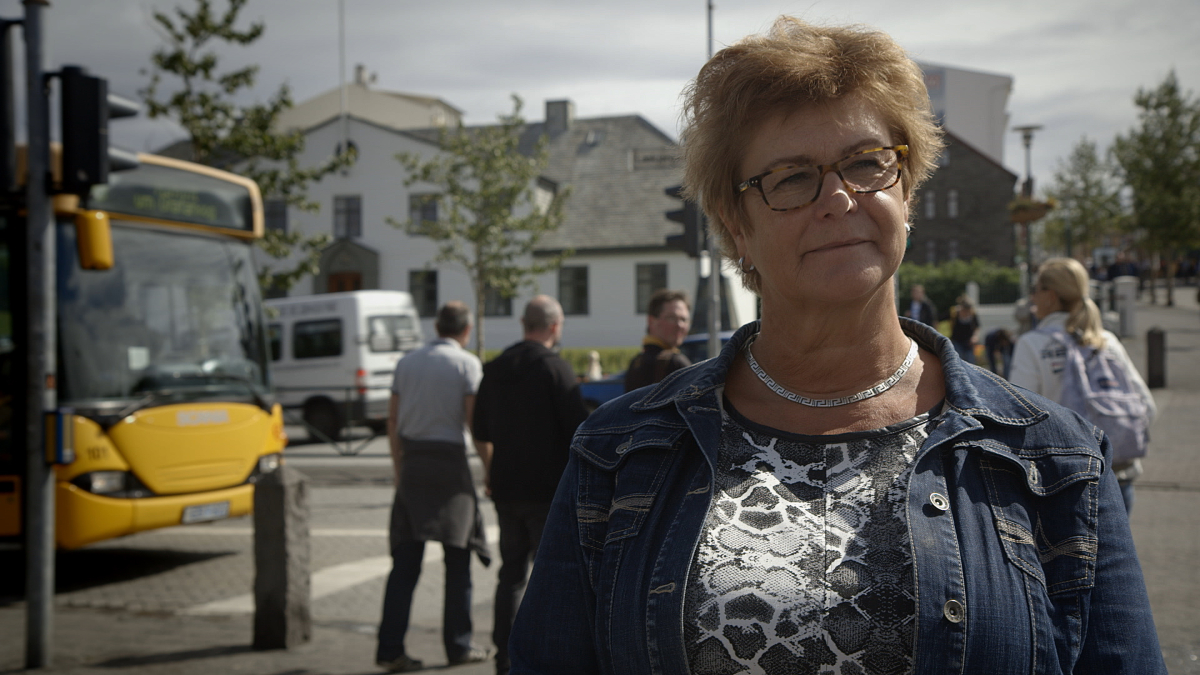 Guðrún Jónsdóttir steht auf einer Straße in der Dokumentation "Ein Tag ohne Frauen"