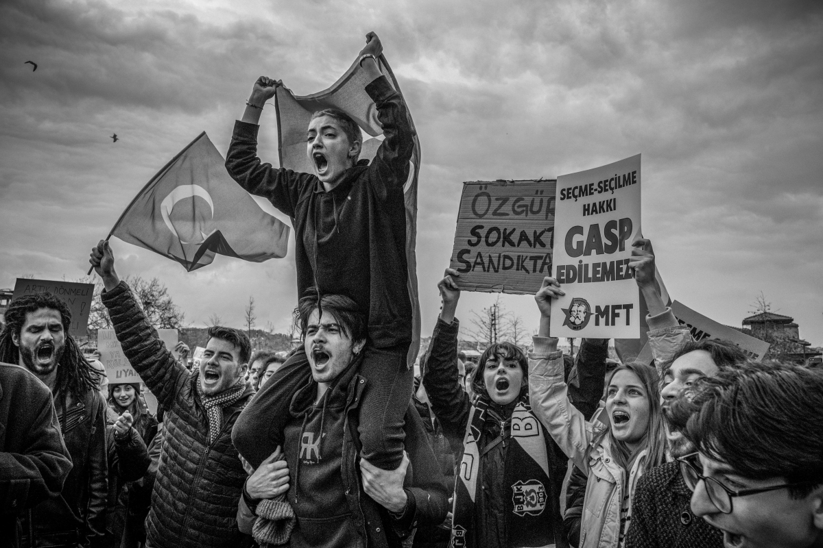Demonstrierende mit Transparenten in Istanbul