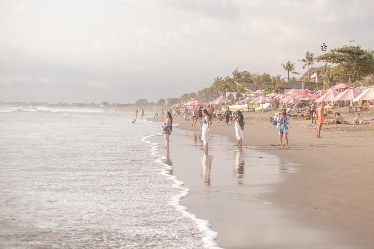 Menschen genießen die Strandatmosphäre in Seminyak