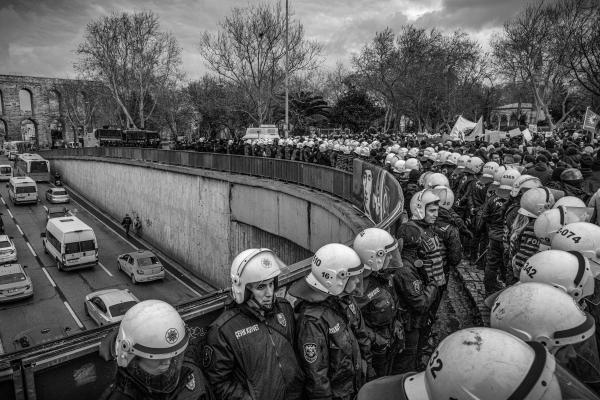 Polizisten und Demonstrierende auf einer Autobrücke