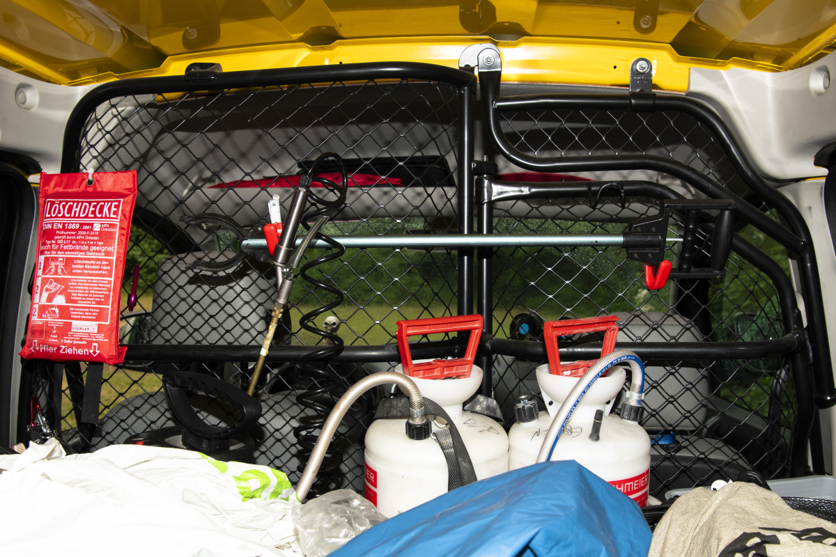 Gift und Werkzeuge im Auto