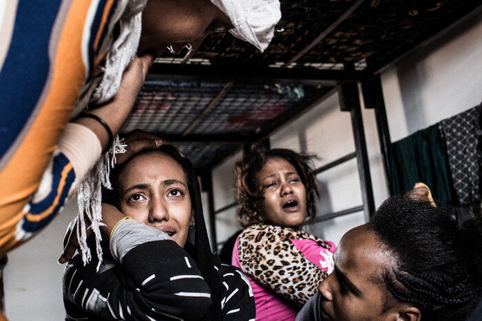 Eine 17-jährige eritreische Migrantin, reagiert auf die Nachricht vom Tod ihrer Mutter, Subrata, Libyen Eine 17-jährige eritreische Migrantin, reagiert auf die Nachricht vom Tod ihrer Mutter, Subrata, Libyen