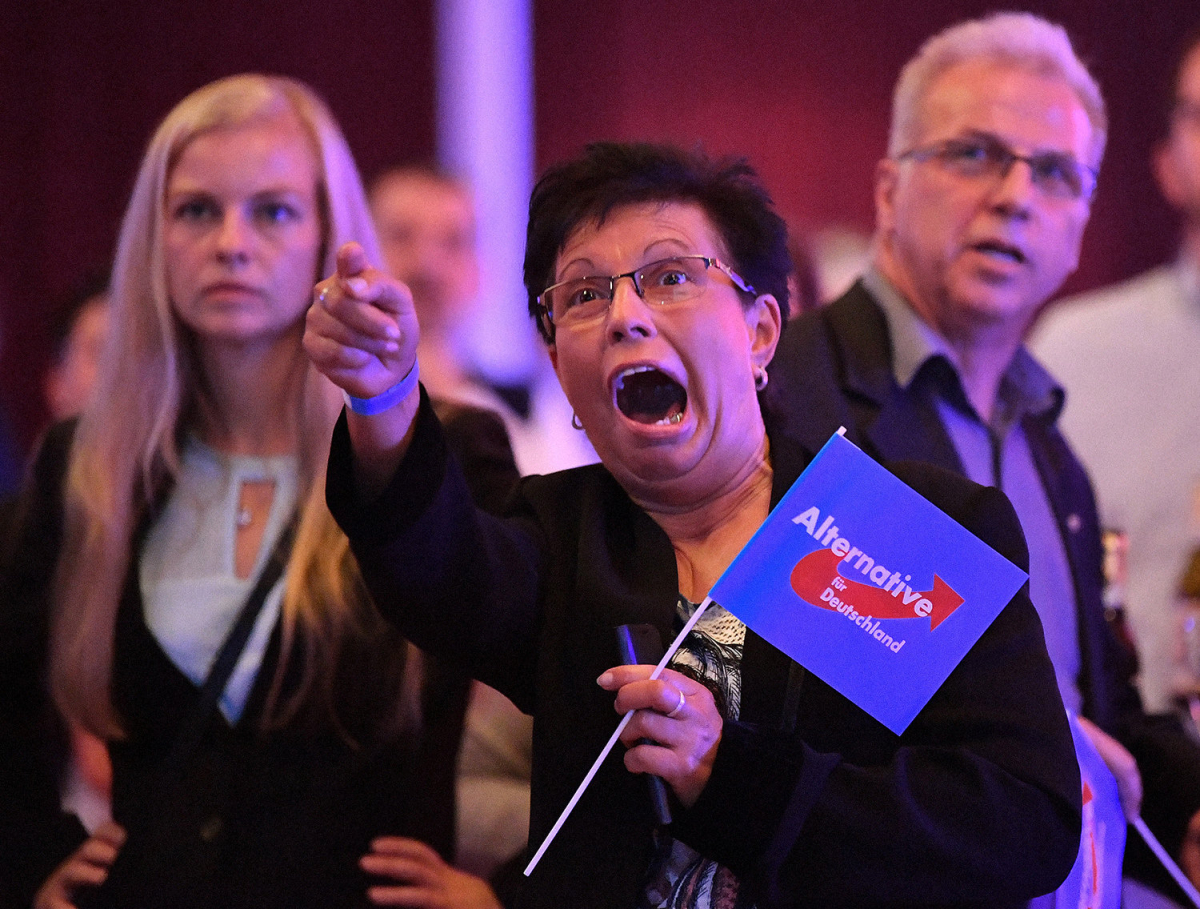 Frau auf einer AfD Wahlparty in Erfurt
