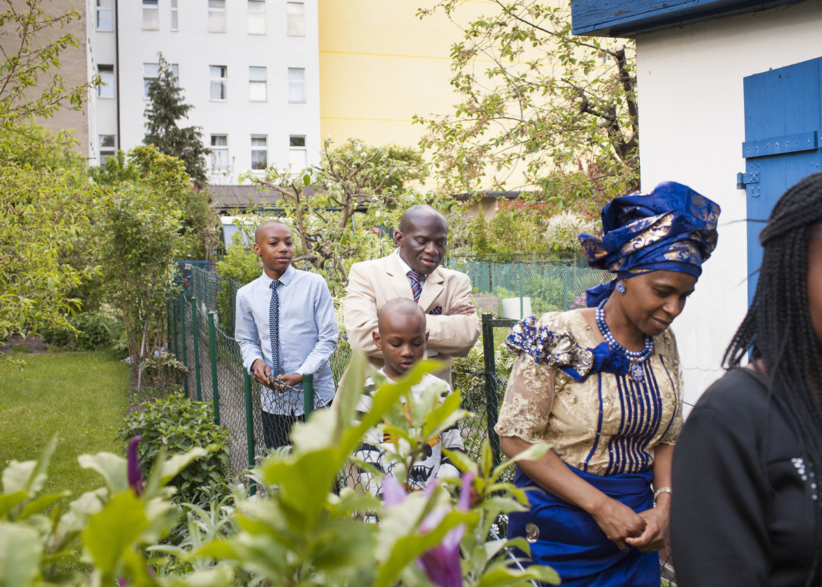 Berlin Wedding Freikirchliche Gemeinde Hinter der Kirche Pfarrer Bismarck und seine Familie nach dem Gottesdienst Afrozensus