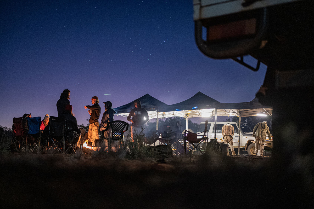 Abends im Camp am Feuer Abends im Camp am Feuer