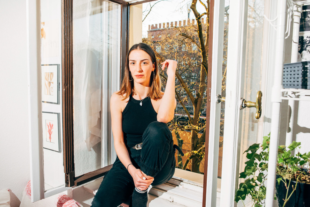 Die Tattoowiererin Julia Kostić hockt in ihrer neuen Wohnung Corona, Tattoo, Lockdown, Berlin