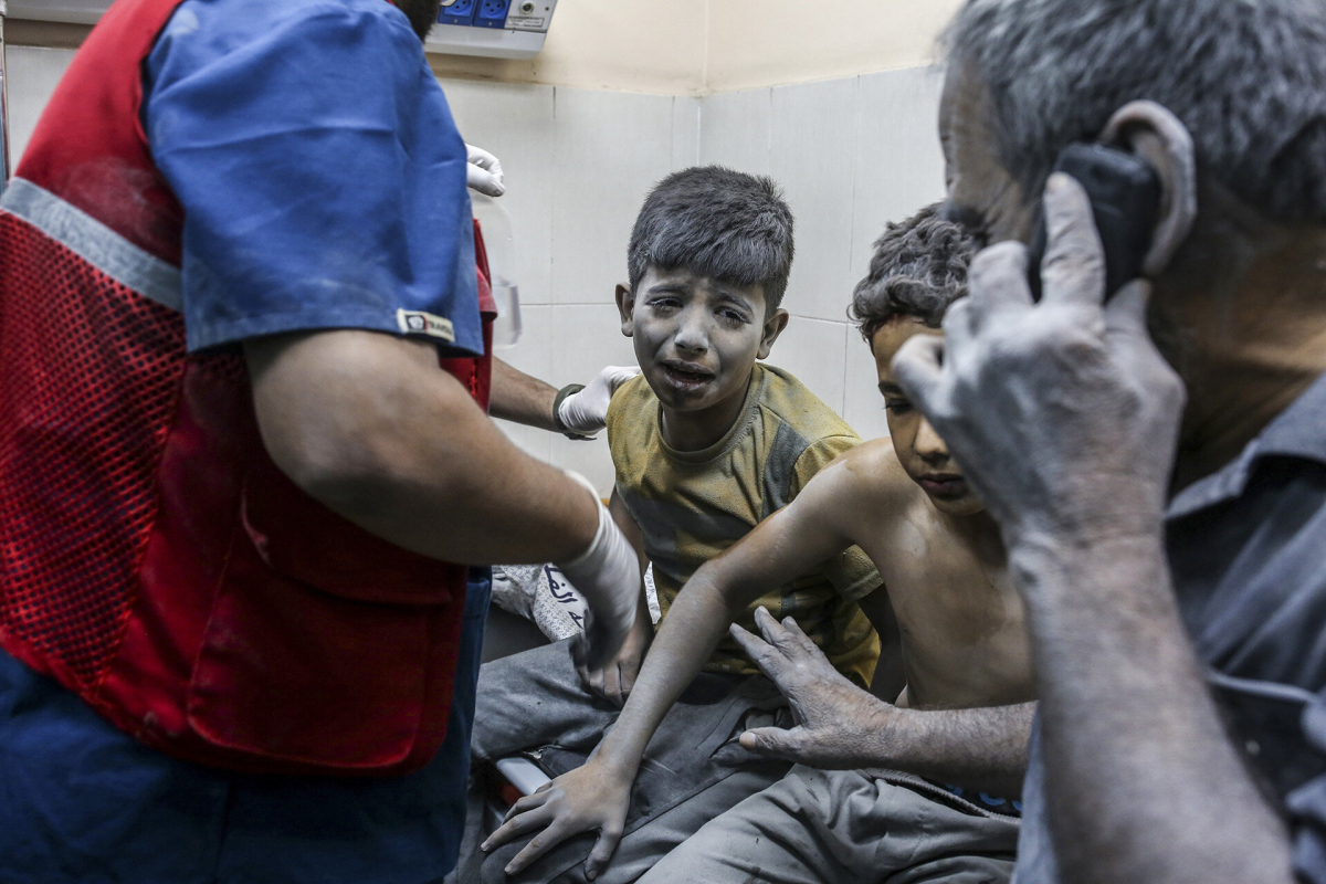 Nach einem israelischen Bombenangriff auf ein Haus in Khan Younis, werden verletzte Kinder im Nasser Medical Hospital behandelt