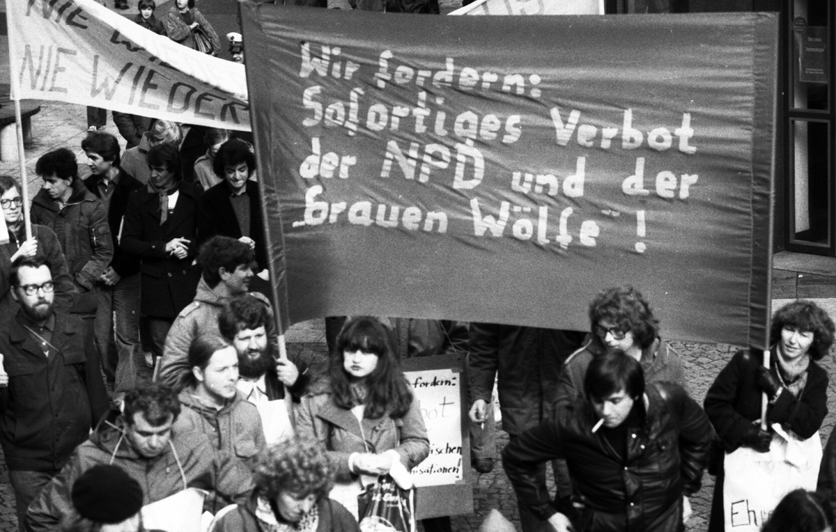Demonstranten fordern am 01.03.1980 in Remscheid ein Verbot der "Graue Wölfe" und der NPD Demonstranten fordern am 01.03.1980 in Remscheid ein Verbot der "Graue Wölfe" und der NPD