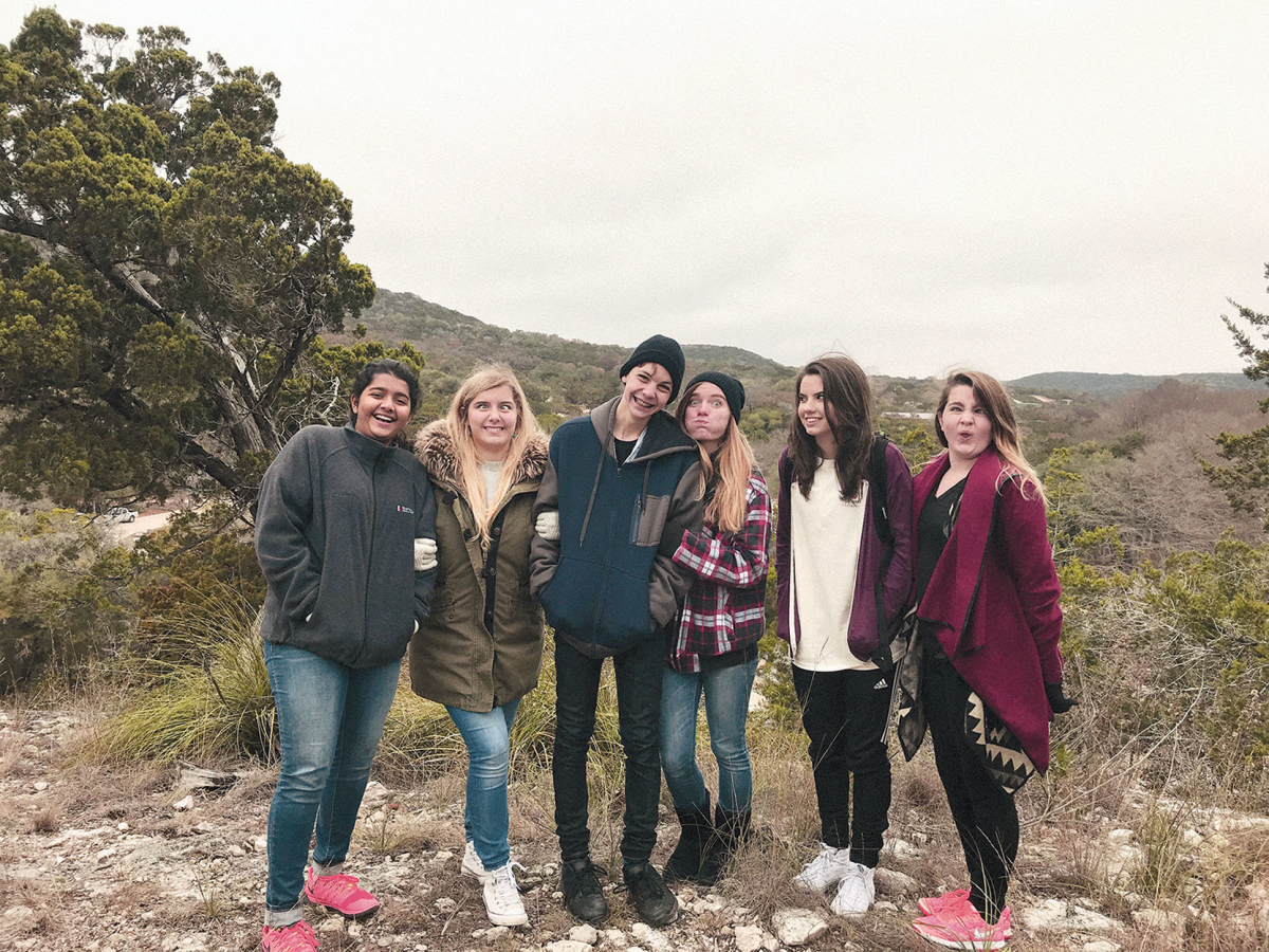 Sabika und Jaelyn (ganz links) mit Freundinnen Sabika und Jaelyn (ganz links) mit Freundinnen