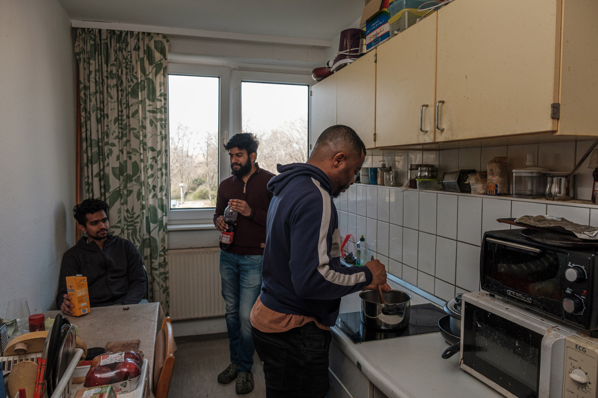 Manideep und seine Mitbewohner in der Küche Manideep und seine Mitbewohner in der Küche