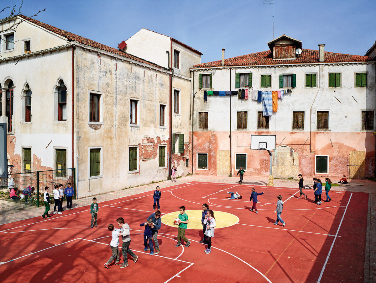 Schüler spielen auf einem Pausenhof in Italien