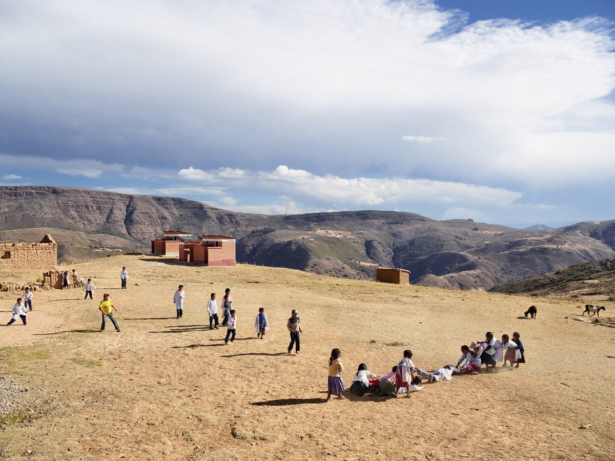 Kinder spielen auf einem Schulhof in Bolivien
