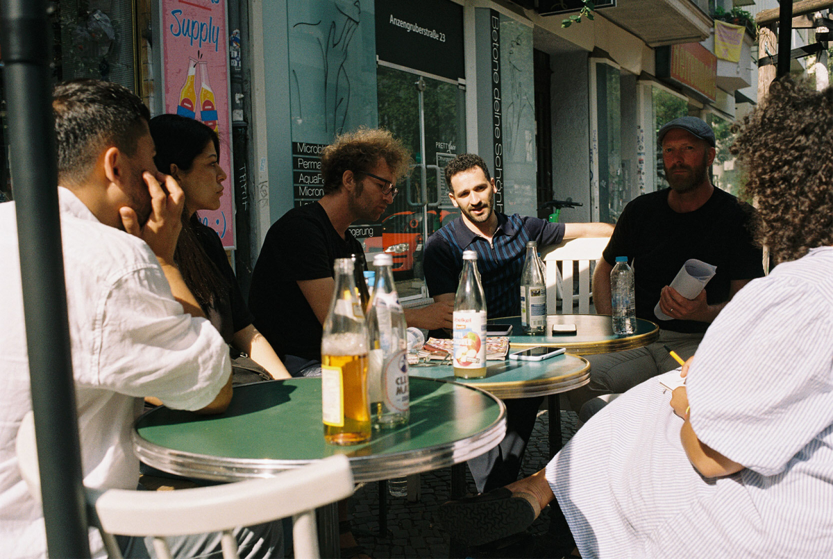 fluter-Runde auf dem Bürgersteig vor Mustafas Anzen-Späti fluter-Runde auf dem Bürgersteig vor Mustafas Anzen-Späti
