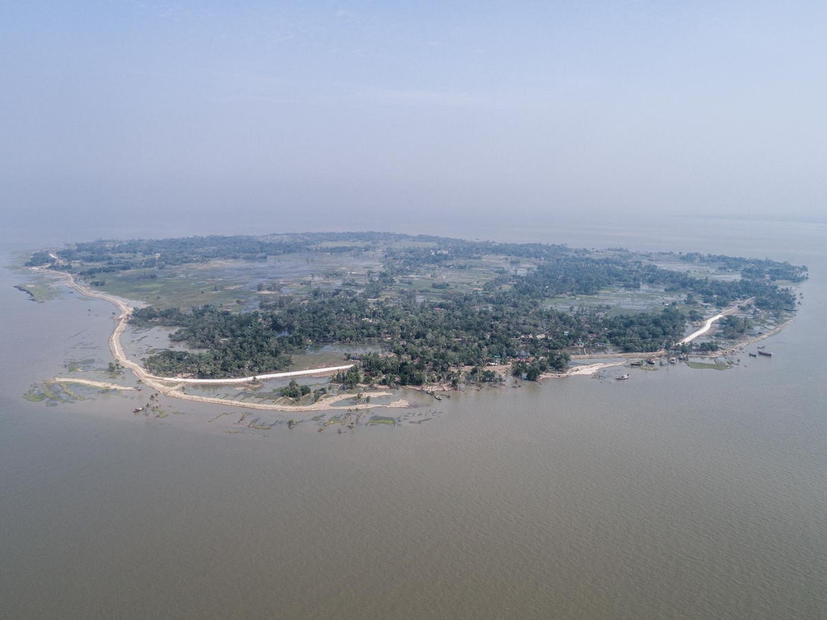 Auf der Insel Ghoramara brachen die Dämme und ließen weite Regionen im Wasser versinken Auf der Insel Ghoramara brachen die Dämme und ließen weite Regionen im Wasser versinken