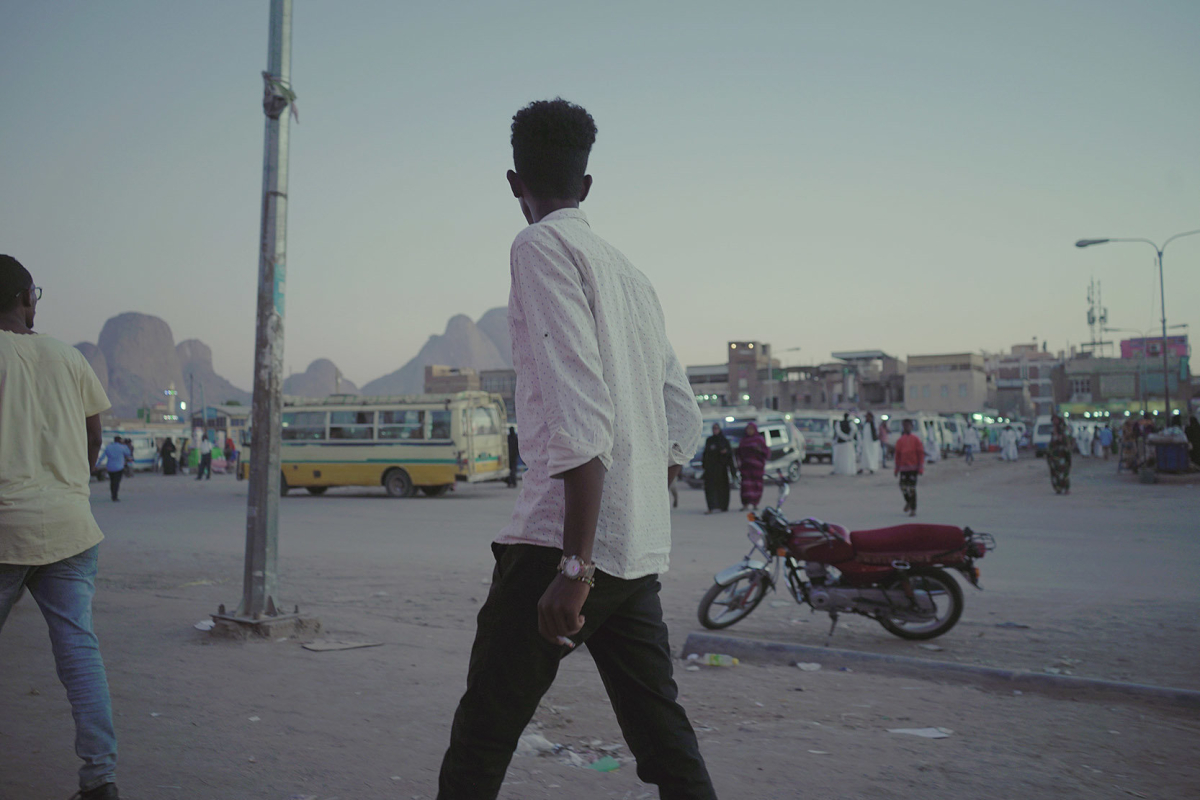 Sudan, Flucht, Folter, Jugend, Busbahnhof
