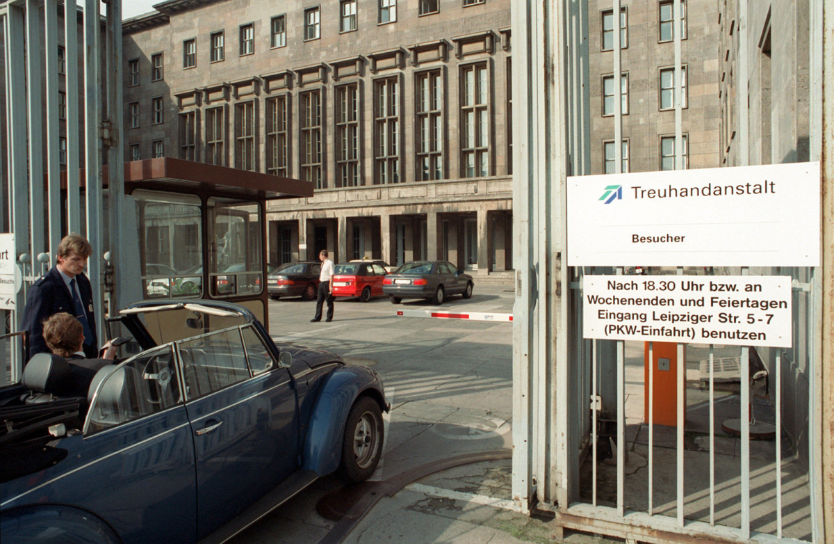 Die Treuhand-Zentrale in Berlin, Leipziger/Ecke Otto-Grothewohl-Straße Die Treuhand-Zentrale in Berlin, Leipziger/Ecke Otto-Grothewohl-Straße