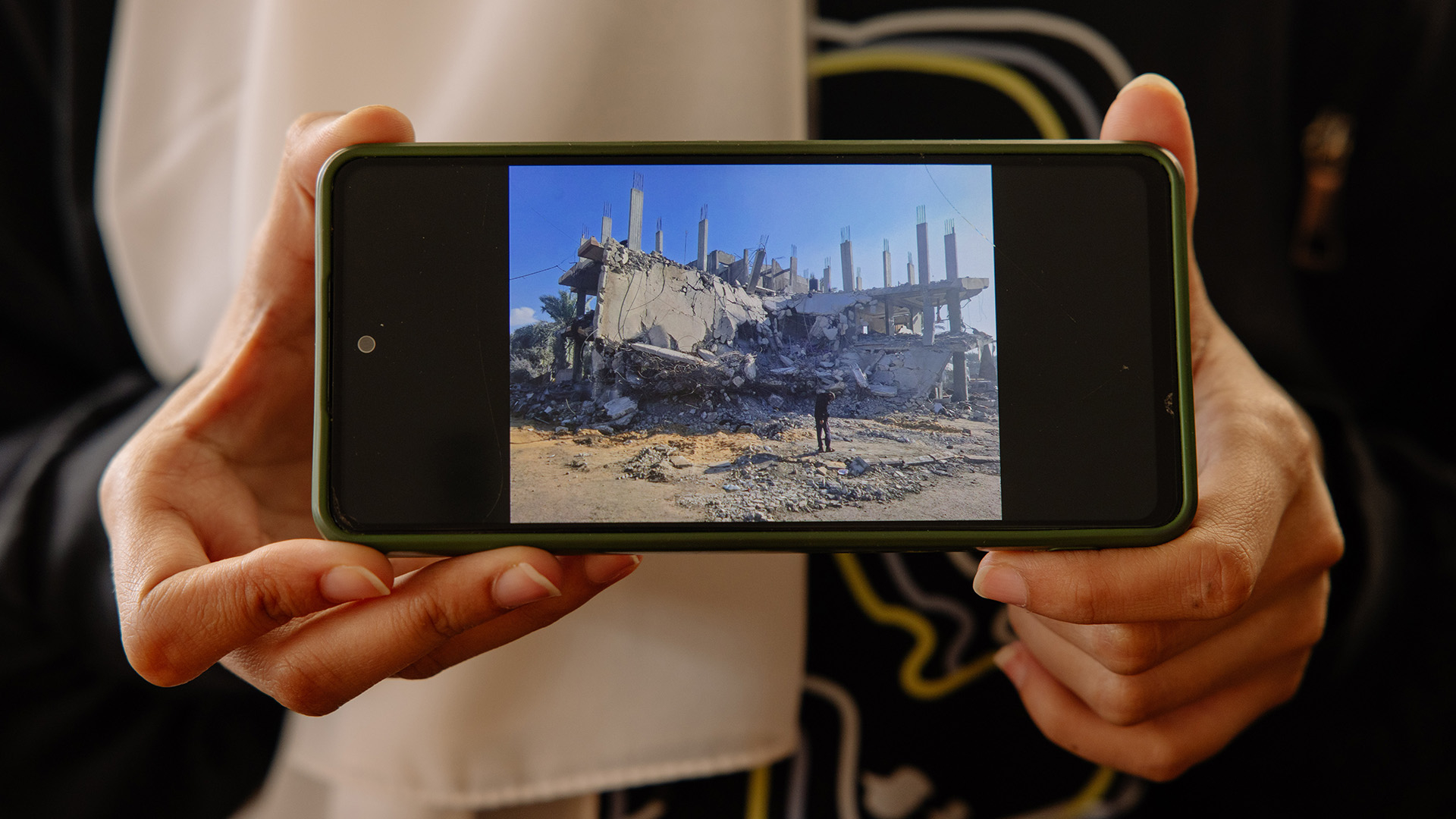 Foto des zerstörten Hauses in Deir al-Balah, in dem Rahaf Suheil Madi mit ihrer Familie zunächst Zuflucht gefunden hatte Foto des zerstörten Hauses in Deir al-Balah, in dem Rahaf Suheil Madi mit ihrer Familie zunächst Zuflucht gefunden hatte