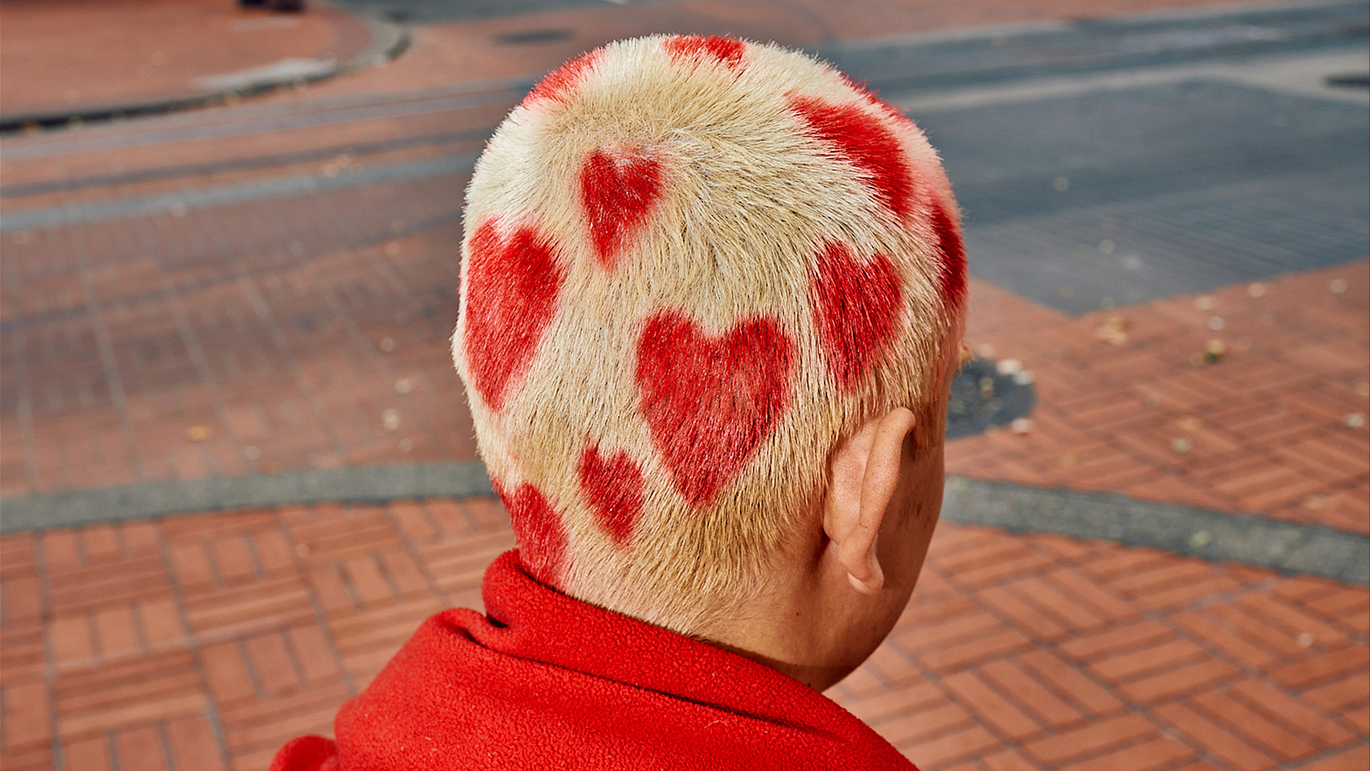 Frau mit in die Haare gefärbten Herzen. Foto: Michael Raines / Connected Archives