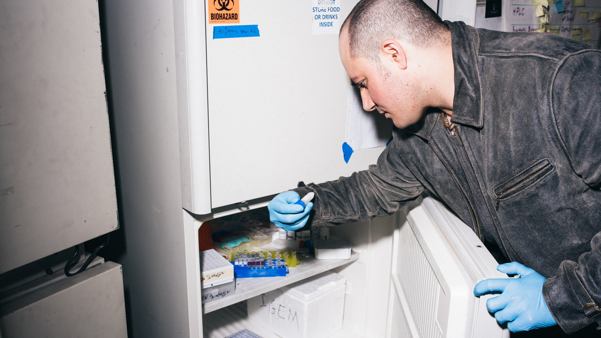 Anthony Di Franco nimmt eine Probe aus einem Kühlschrank in den Counter Culture Labs Anthony Di Franco nimmt eine Probe aus einem Kühlschrank in den Counter Culture Labs