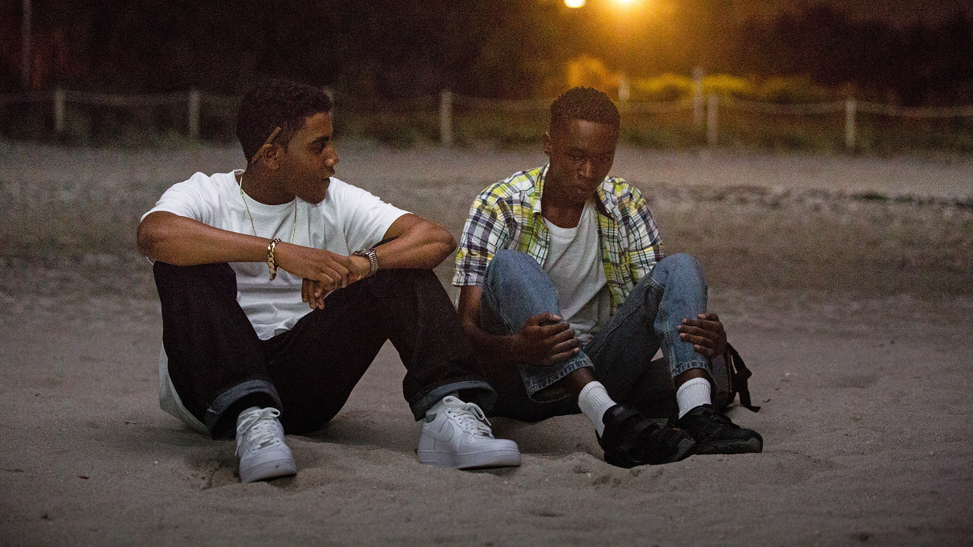 Szene aus dem Film „Moonlight“: Kevin und Chiron sitzen am Strand Szene aus dem Film „Moonlight“: Kevin und Chiron sitzen am Strand
