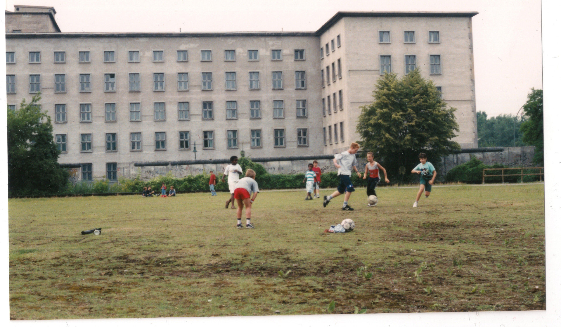 Fußball spielende Kinder an der Berliner Niederkirchner Straße Fußball spielende Kinder an der Berliner Niederkirchner Straße