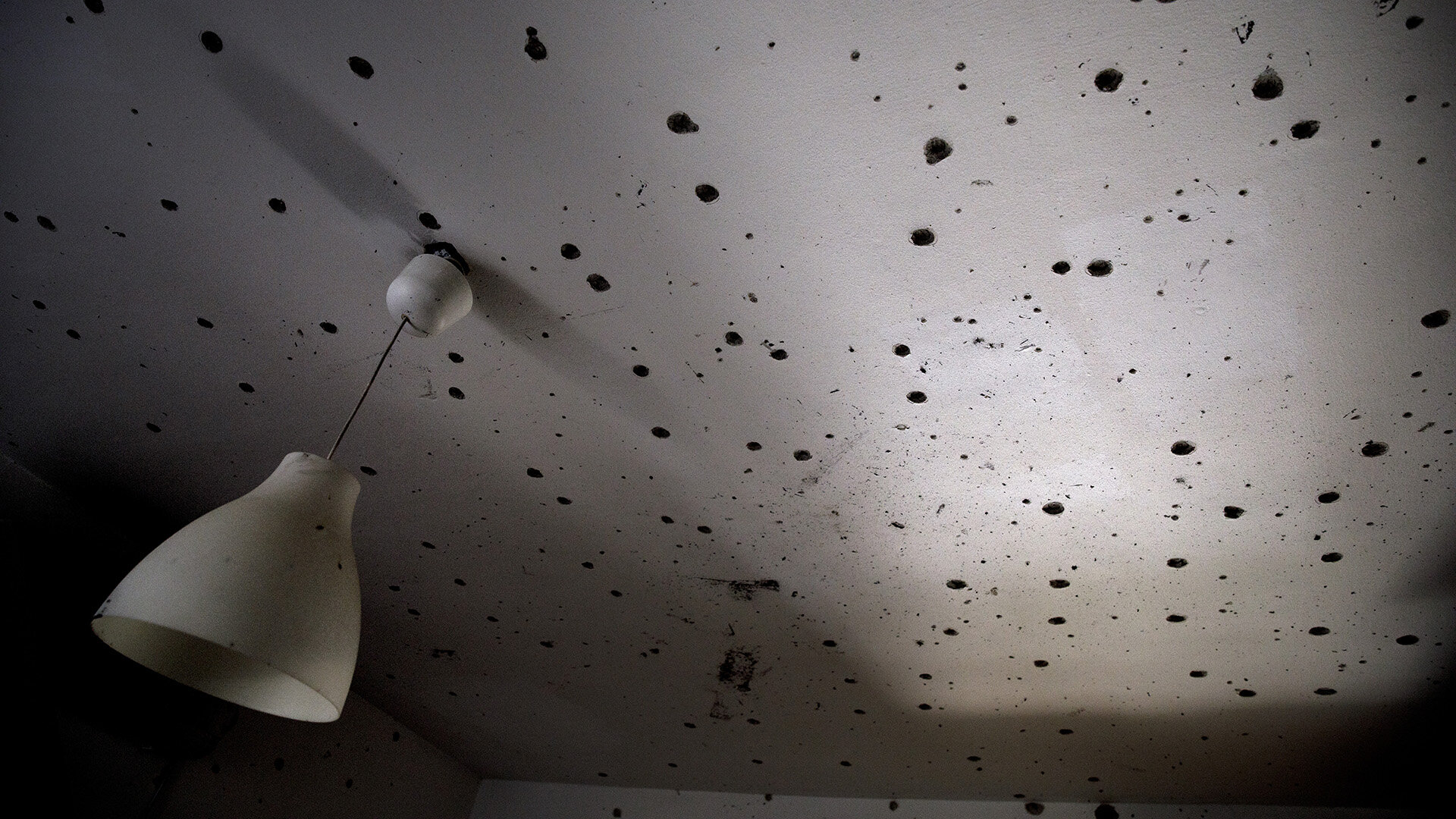 Einschusslöcher an der Decke eines Hauses in Kfar Aza, Israel Einschusslöcher an der Decke eines Hauses in Kfar Aza, Israel