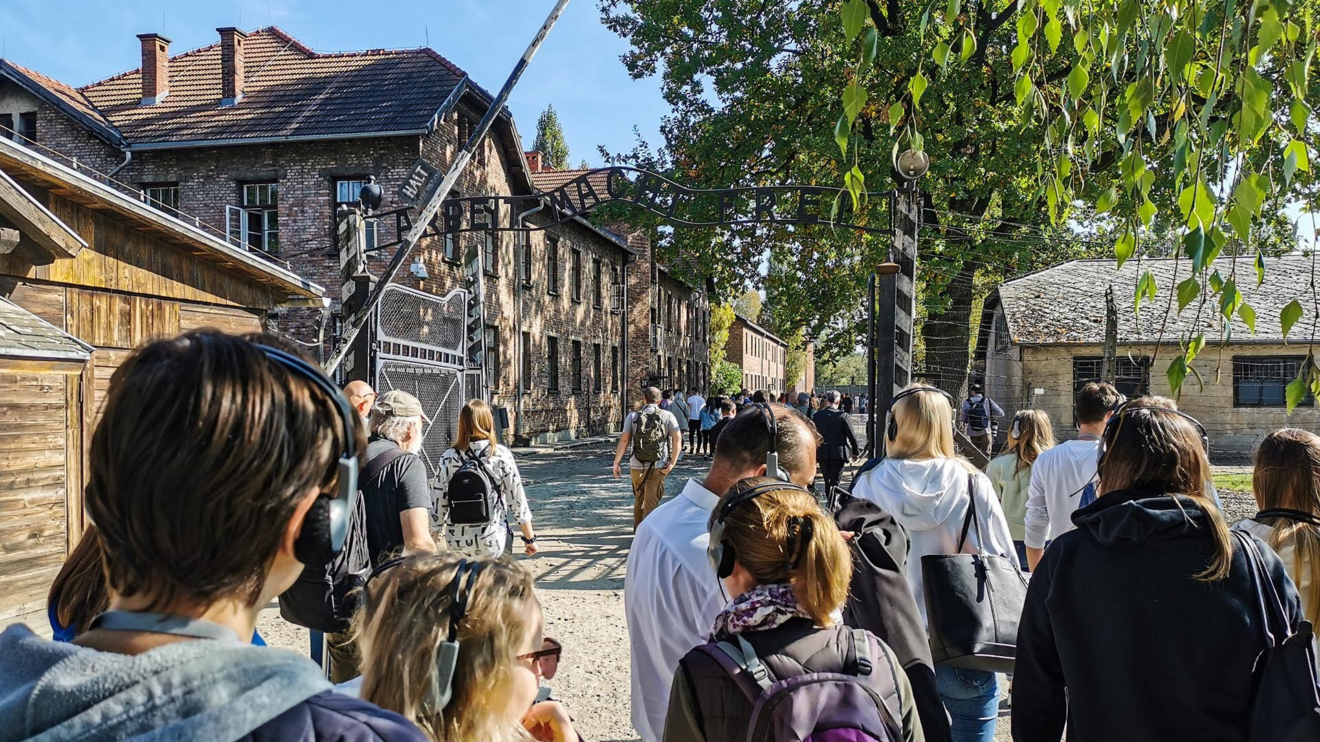 Besucher einer Tour in Auschwitz Besucher einer Tour in Auschwitz